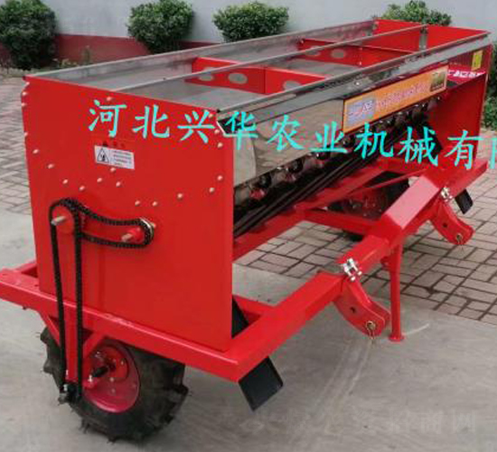 雙箱撒肥機(jī)（紅色）-興華農(nóng)業(yè)機(jī)械